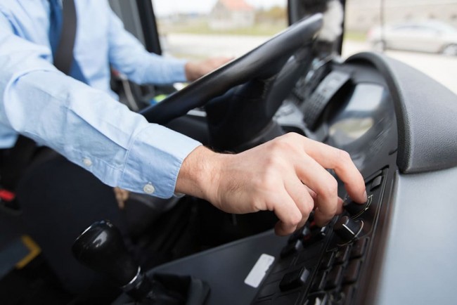 Bildet einen Busfahrer