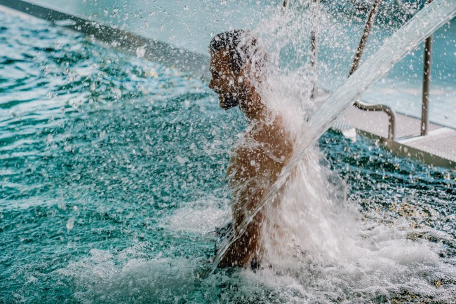 Schwalldusche im Erlebnisbecken