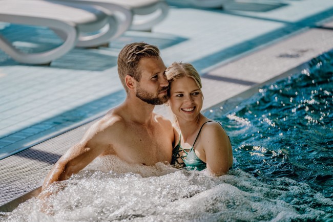 Entspannen auf den Whirlsitzbänken