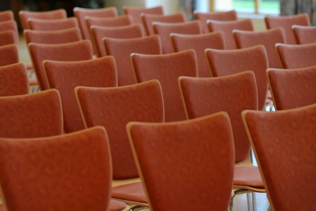 Stühle für das Publikum im Dachstein Event Zentrum