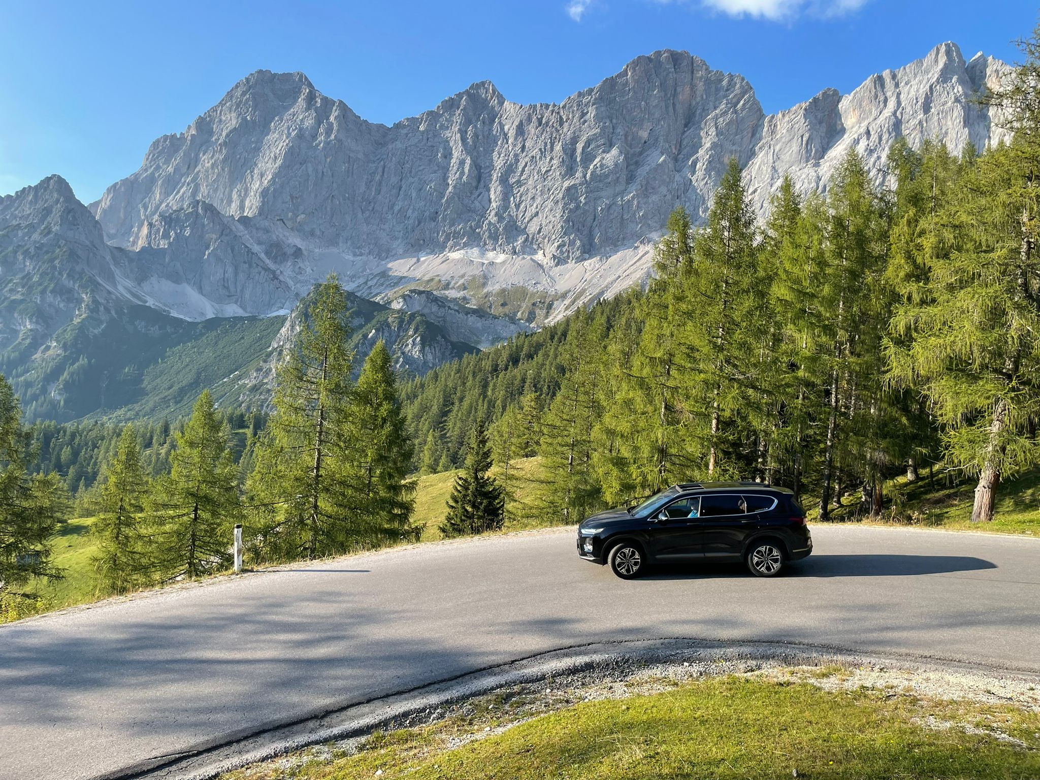 Hier sieht man ein Auto auf der Dachsteinstraße 