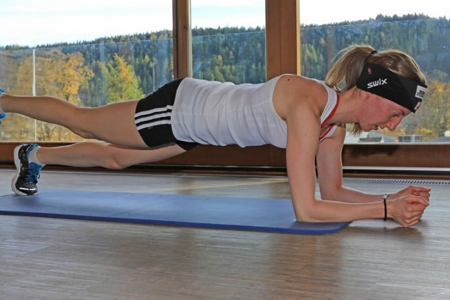 Kraftmaschinen, Hantelbereiche und Ergometer im Kraftraum des Nordischen Trainingszentrums in Ramsau