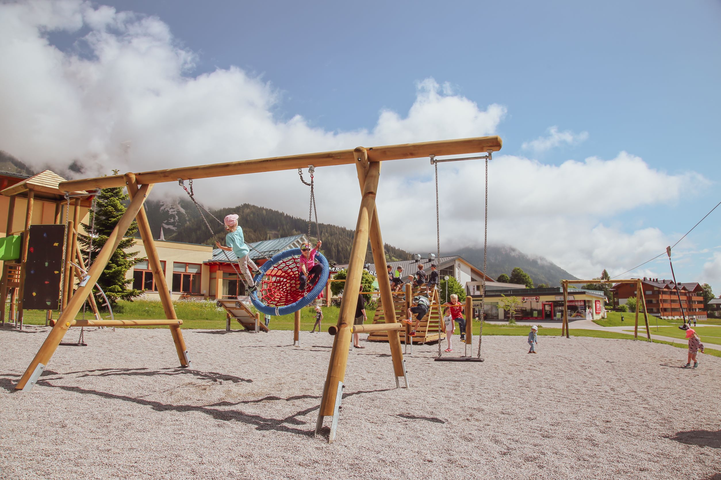 Schaukeln auf Kalis Spielplatz