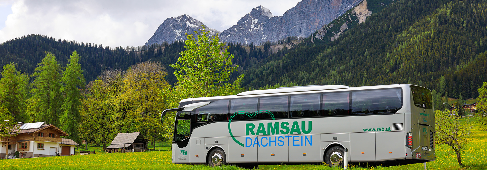 Reisebus am Plateau